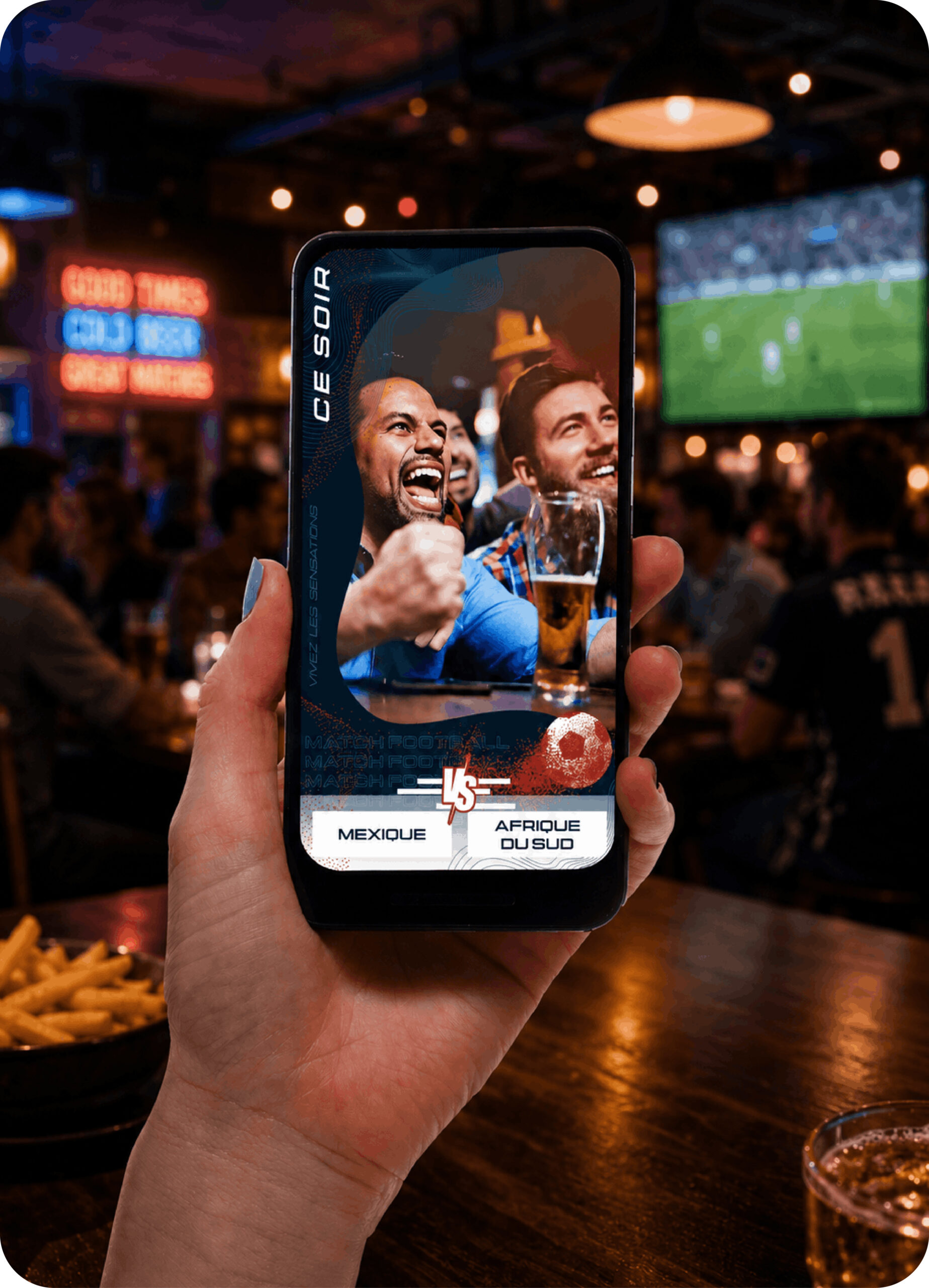 Screen de l'application Mizogoo Lens. On voit une main de femme qui prend en photo des personnes qui regardent un match de foot. On voit un calque Mizogoo Lens mettant en avant la rencontre sportive Mexique/Afrique du Sud.